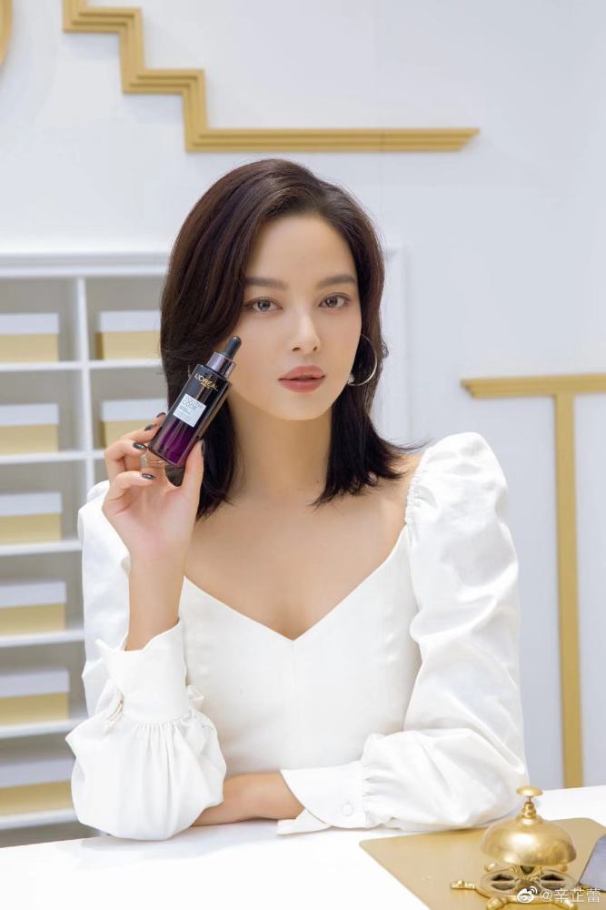 辛芷蕾胖上热搜!女团风穿搭助阵欧莱雅,高调炫腰!再现