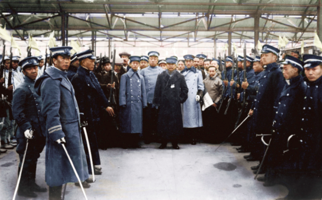 这张照片为辛亥革命后1912年1月1日,中山先生在各省代表会特派代表的