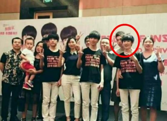 tf三家人合照,千玺俊凯爸妈盛装出席,王源爸爸被p掉,原因太扎心