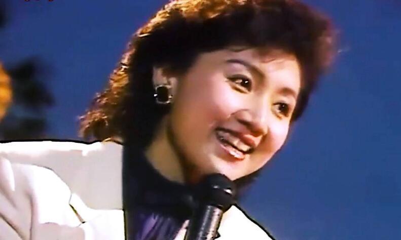 香港玉女歌手开山鼻祖,27岁巅峰隐退,学医5年转行当中医