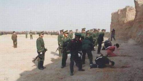 为什么死刑犯被枪决时,必须要跪着而不是站着?原来是这么回事
