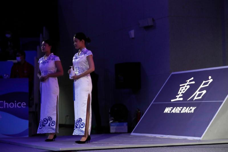 中日恢复举办国际体育比赛礼仪小姐手拿洗手液记者被这些防疫细节折服