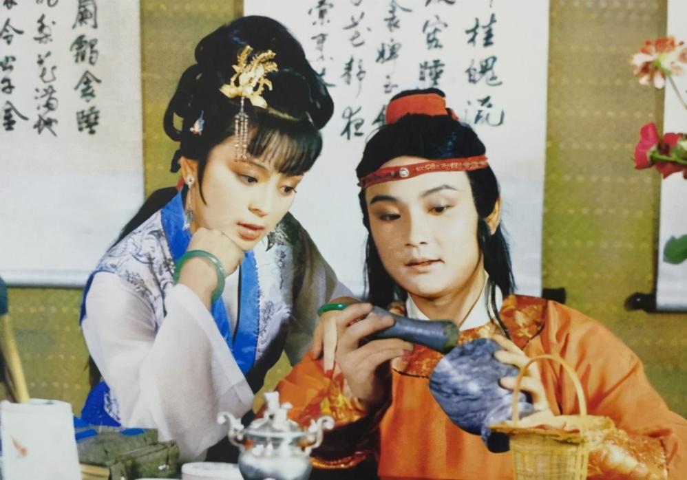 红楼梦中贾环不喜欢同宝玉和探春一起玩为何愿意找迎春玩