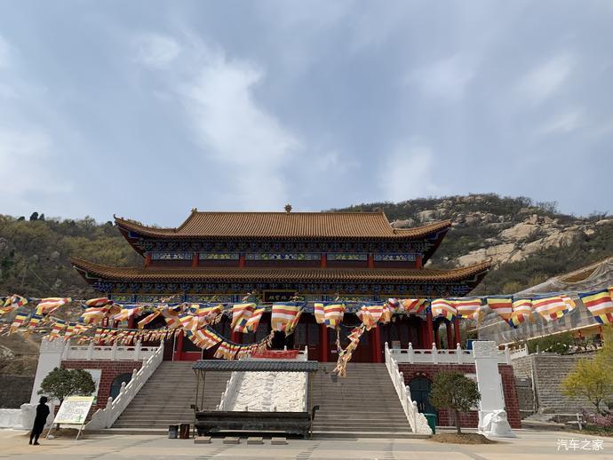 鸿山上有邹城市唯一的佛教场所——鸿山寺,吸引众多信众前来参拜修佛.