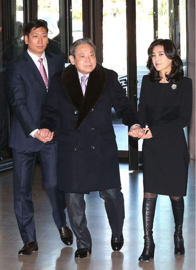 三星长公主长得好美,穿一身黑老板气势十足,脚上皮靴