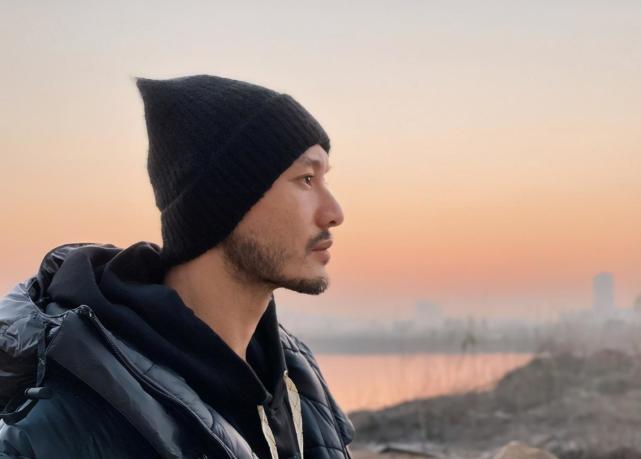 黄晓明43岁生日晒沧桑侧颜照,满脸胡须憔悴到令人心疼