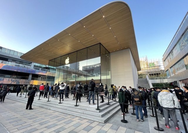 iPhone 12 Pro Max开卖：排队人数更多 黄牛门口加价回收