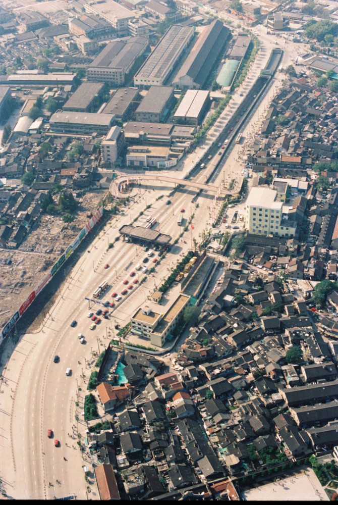 1990年代初,浦东陆家嘴航拍,中轴线为延安东路隧道浦东出口.陆杰