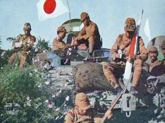 日本鬼子在坦克上休息日本鬼子的731部队日本鬼子的军官,笑起来的样子