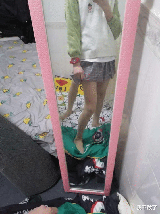 "坐火车遇到脱鞋占位睡觉的人,该怎么办?"哈哈哈窗帘盖的挺合适?