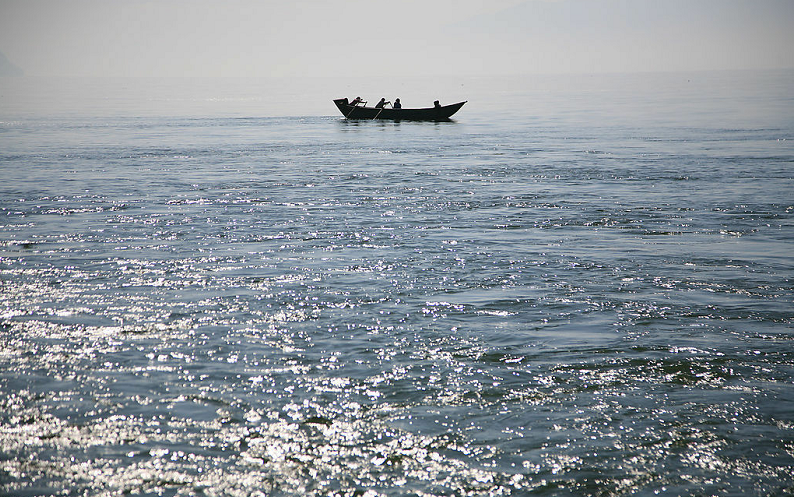 房地产犹如"大海中的一条船"你抗险吗?然而"风浪"已经