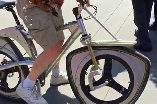 外国大叔造了一辆奇葩自行车,车轮是三角形,网友:骑起来不颠吗?