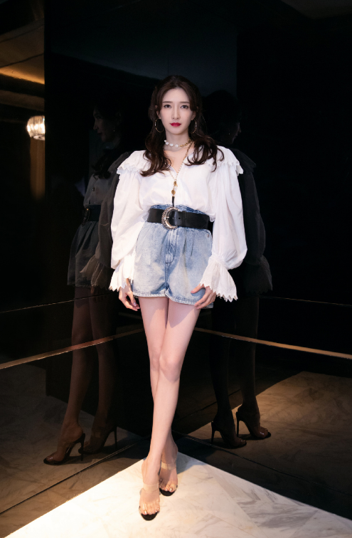 不愧是胡歌最美前任,江疏影穿束腰裙凹造型,手指撩头发太迷人