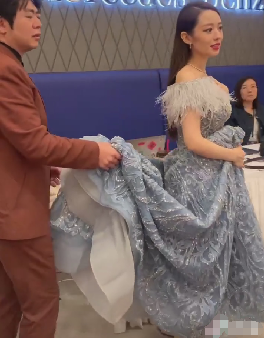 郎朗终于伸手帮老婆提裙摆,看清她脚上鞋子,这才是对孩子最大的尊重