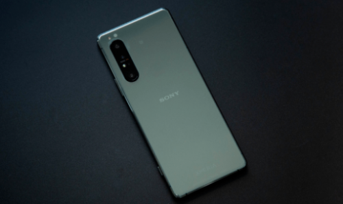 同时,索尼xperia 1 ii搭载6.5英寸屏幕,厚度为7.