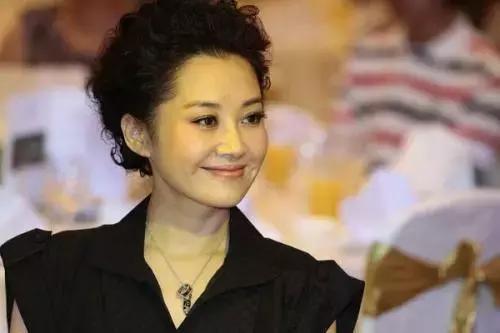51岁许晴近照曝光,熟女装扮吐舌卖萌太辣眼,恋情坎坷至今单身