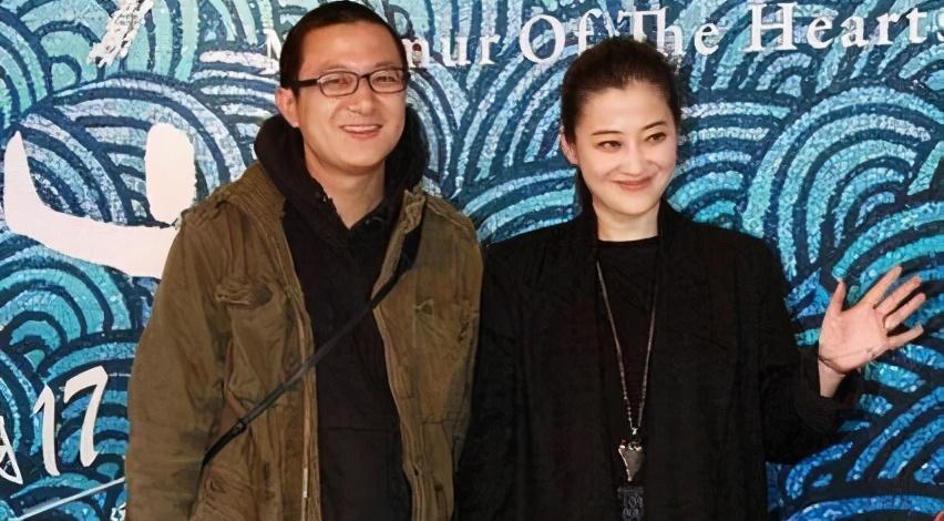 二婚倒追摄影师,嫁大11岁丈夫儿女双全,梅婷:我真的命