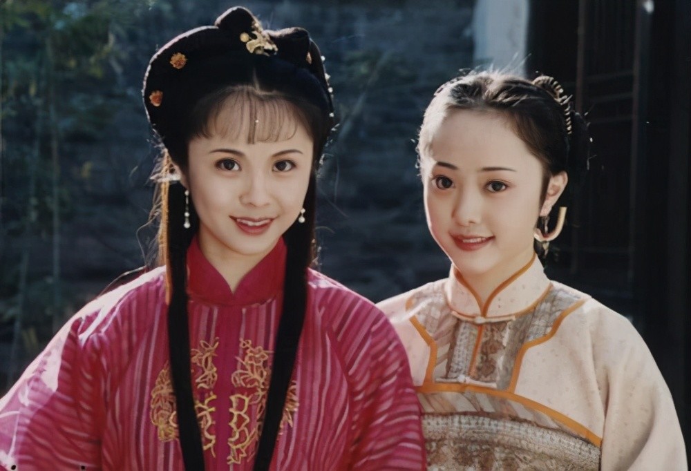 39岁杨若兮走红毯大玩变脸礼服好像伴娘服这还是何仙姑吗