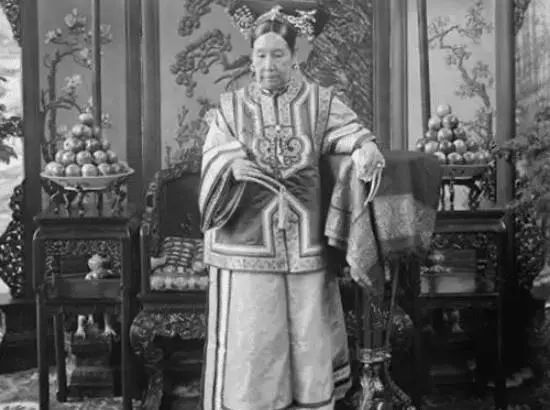 盗了慈禧墓的孙殿英,最后是怎么死的?也许是天道有轮回