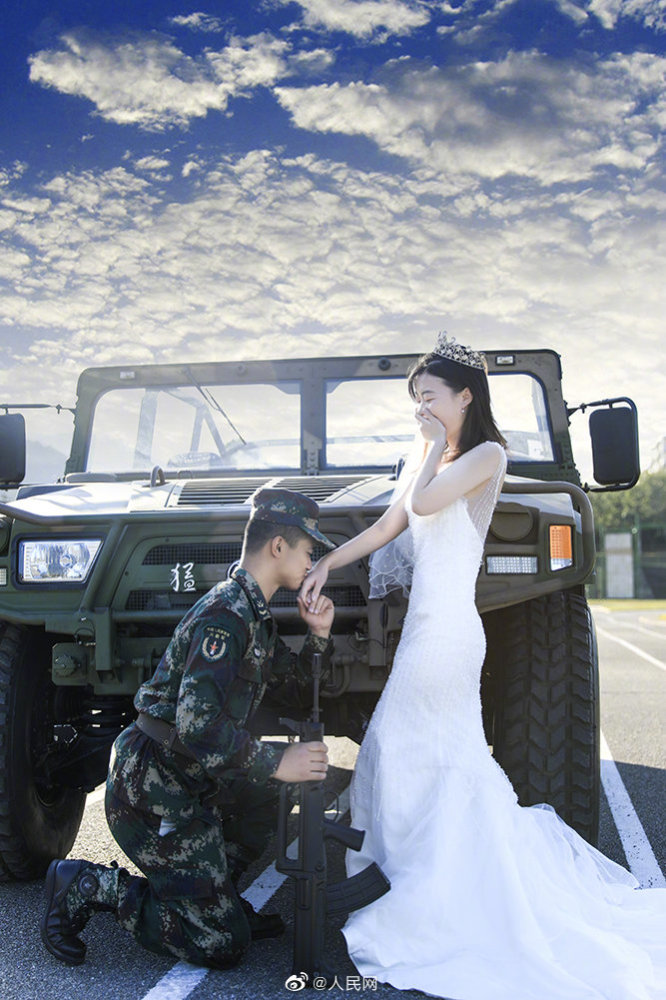 迷彩婚纱照_军装婚纱照(3)