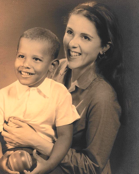 了与邓纳姆相关内容的奥巴马晒出了一张母亲抱着孩童时期自己的照片