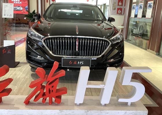 2020款红旗h5到店,极夜黑涂装很大气,配64色氛围灯 bose音响