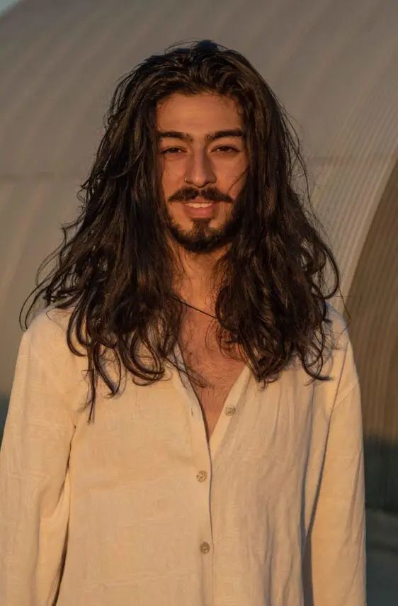 因为欧美男人很多是自然卷,也有留了n年,已经长发及腰的哥们…有刚