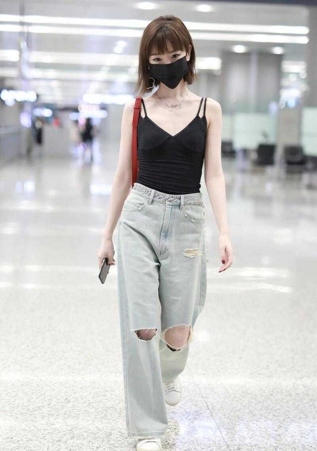 毛晓彤翻红后更"大胆",吊带衫配阔腿裤走机场,163身材