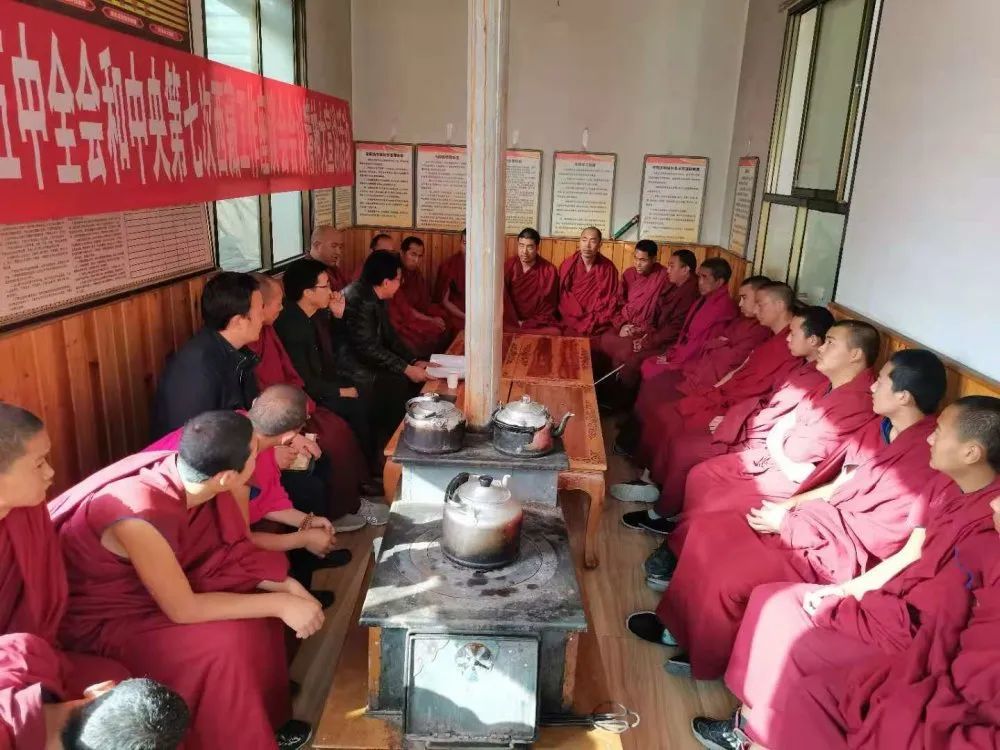 宣讲组在迭部县旺藏镇达修寺宣讲