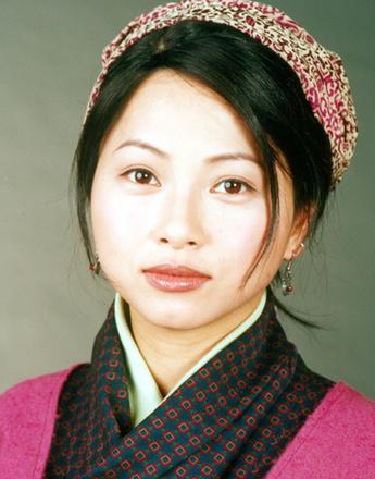 阿紫刘玉翠秀舞姿,身材发福不复当年风采,被男友陪20年仍不婚