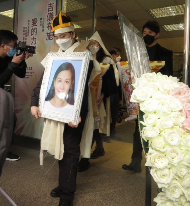 林子博爱妻出殡,儿子手捧母亲遗照神情哀伤,女儿悲伤落泪