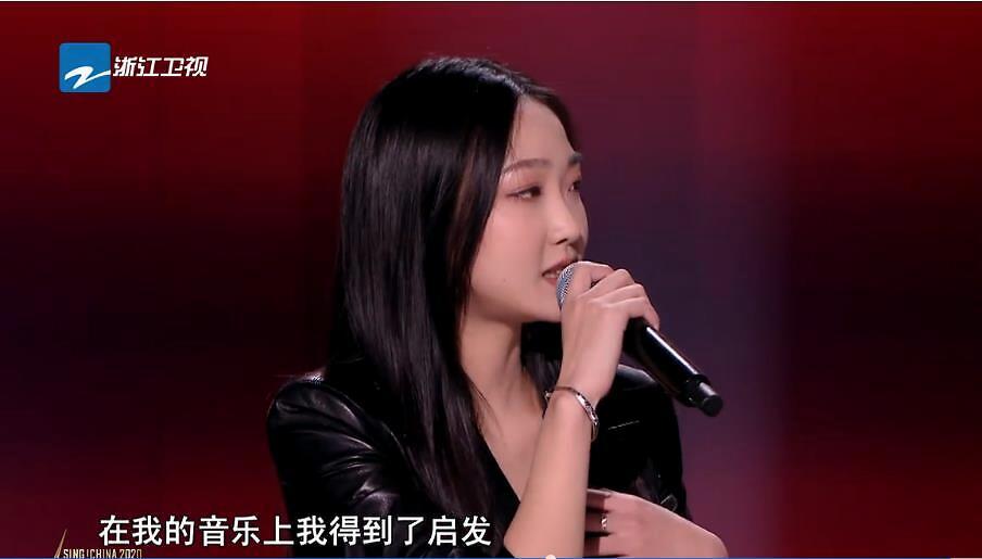 在昨晚《中国好声音》"七进五"的比拼中,潘虹是七名学员中第四轮出场