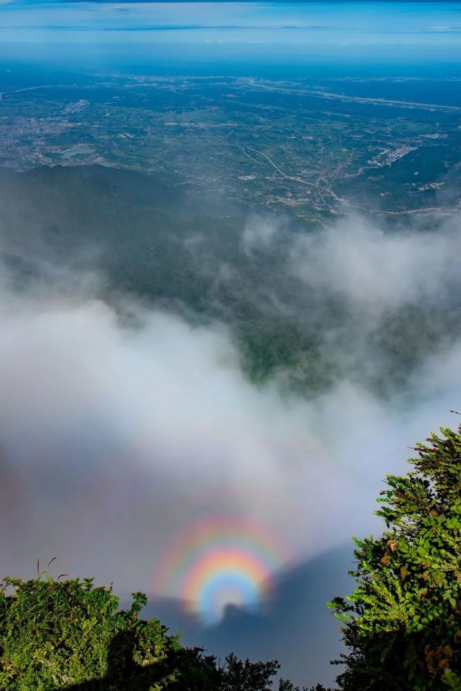 峨眉山金顶游记|同时遇见云海,佛光,日月同辉的奇妙经历