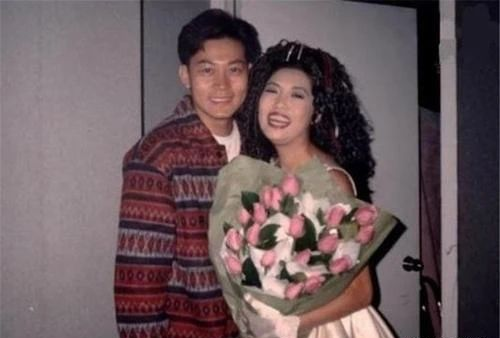 梅小惠选择相信男友,并出面力撑,指曾伟权和叶丽仪是好友关系,无奈