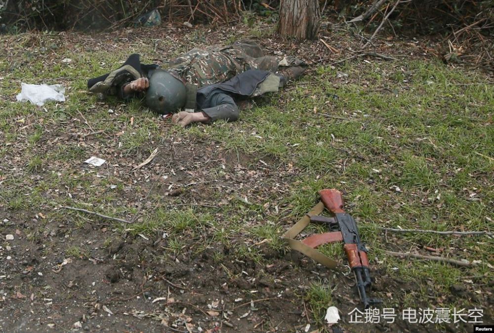 路上全是亚美尼亚士兵尸体,俄军维和部队拍下纳卡悲惨景象