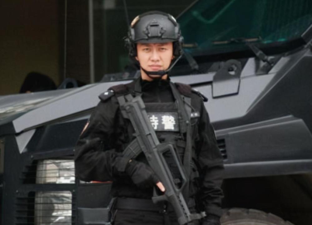 为了更好地拍摄,剧组为赵旬安排了8位替身,在多人的努力下,也终于将