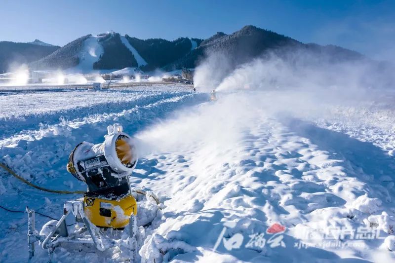 在丝绸之路国际度假区滑雪场内,上百台造雪机马力全开为滑雪季的到来