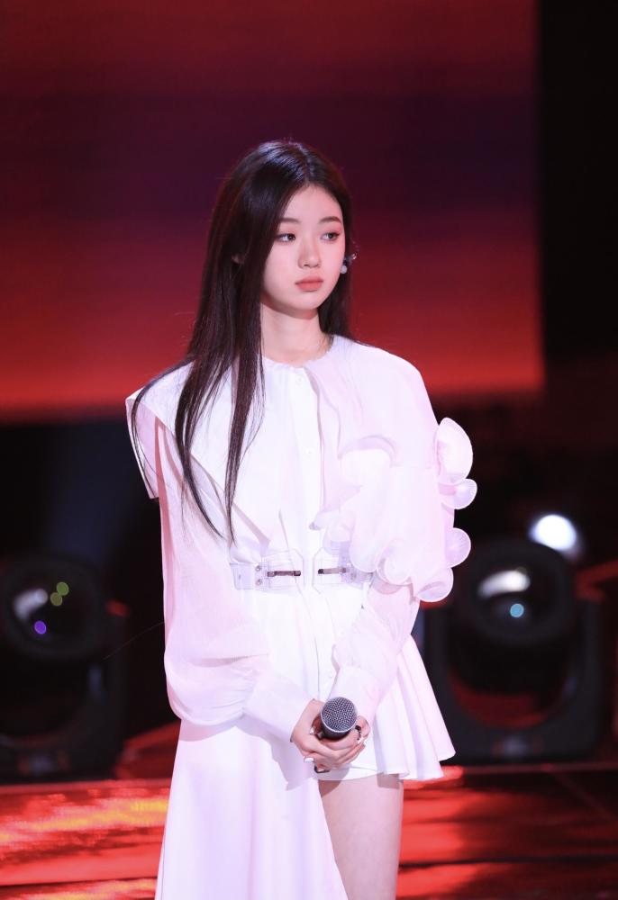 她是中国好声音冠军热门人选18岁单依纯唱哭观众颜值惊艳