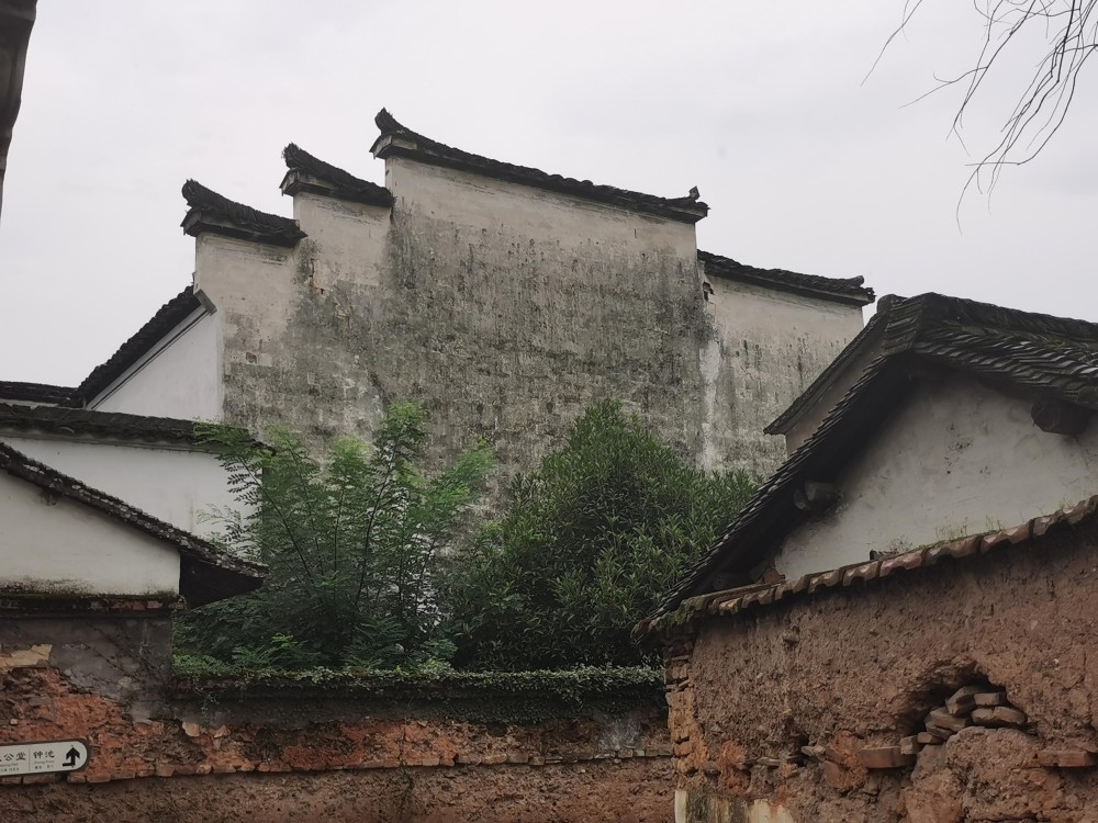 古村落至今依然完好保持着几百年前的应有模样,皖派的建筑风格,青砖灰
