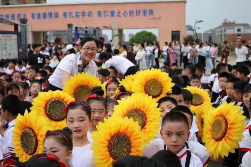 益阳市梓山湖学校:女教师坚守讲台平安顺产感动师生