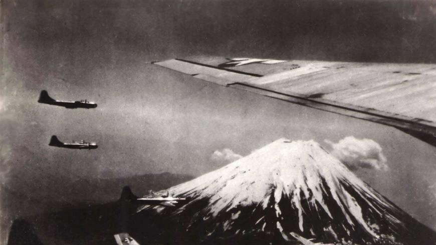 1945年,美军的超级堡垒轰炸机b-29飞跃富士山