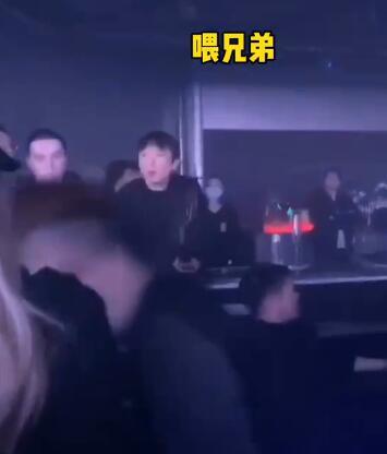 超罕见!王思聪在酒吧向陌生人借烟抽