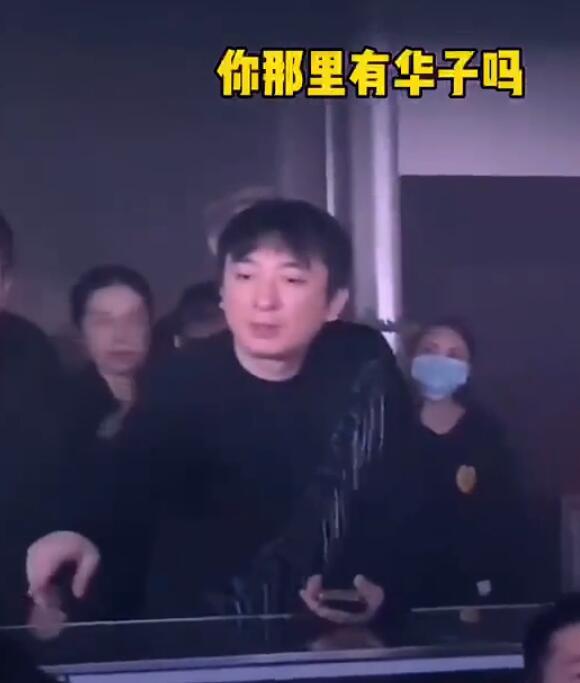 超罕见!王思聪在酒吧向陌生人借烟抽