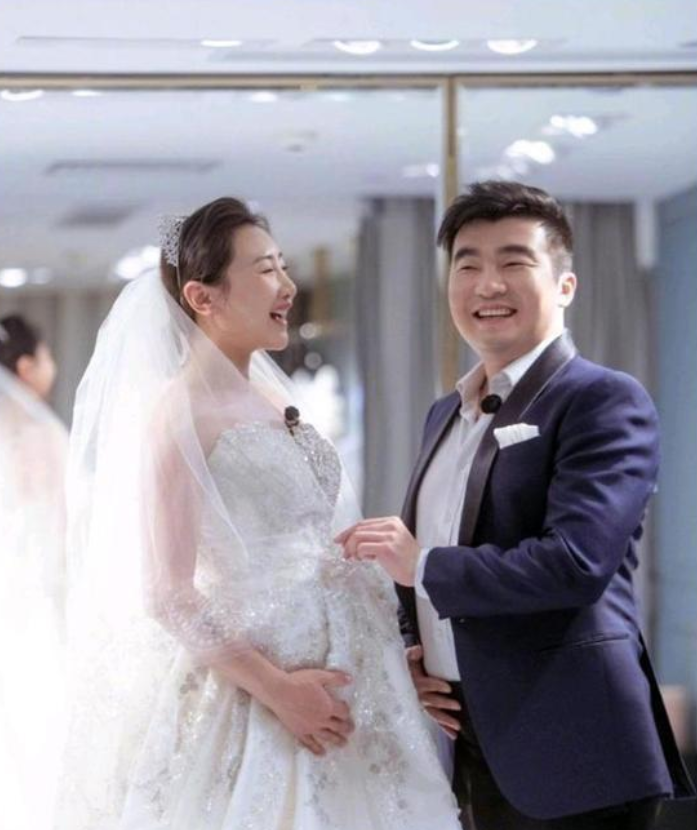 大肚子结婚婚纱怎么穿_怀孕穿婚纱大肚子照片