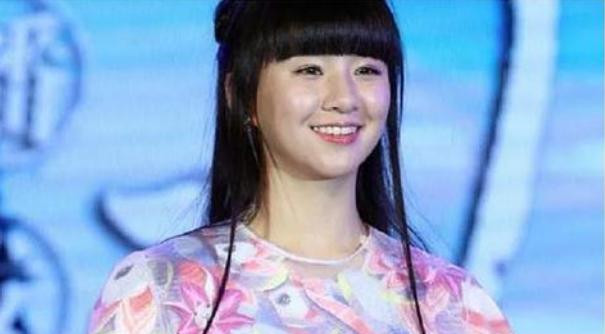 小彩旗:春晚一夜走红,16岁染头发进夜店,今21岁靠拔丝吻翻红