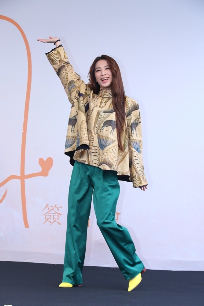 田馥甄街拍抽象画印花衬衣绸缎长裤休闲不失女神范