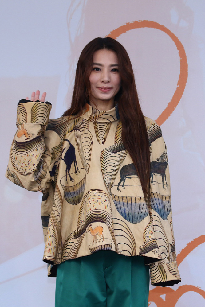 田馥甄街拍抽象画印花衬衣绸缎长裤休闲不失女神范