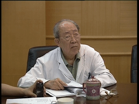 90多岁老军医一天的工作,你可能想不到