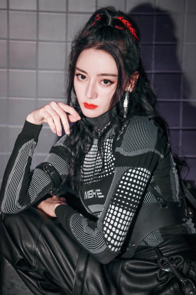 迪丽热巴和平精英直播一改美艳风格,扮成机械风未来女