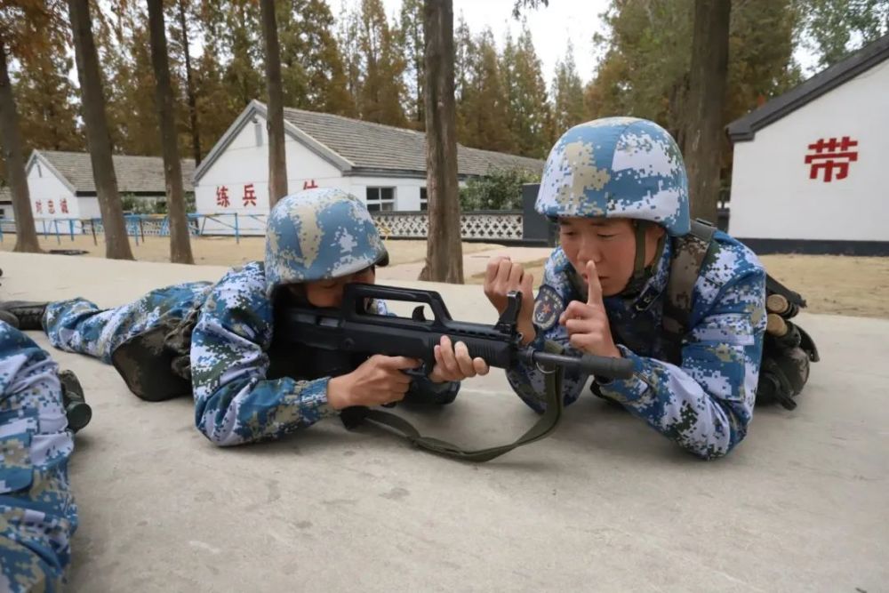 你追我赶,双胞胎兄弟展开激烈较量 连日来在海军陆战队某旅新兵大队